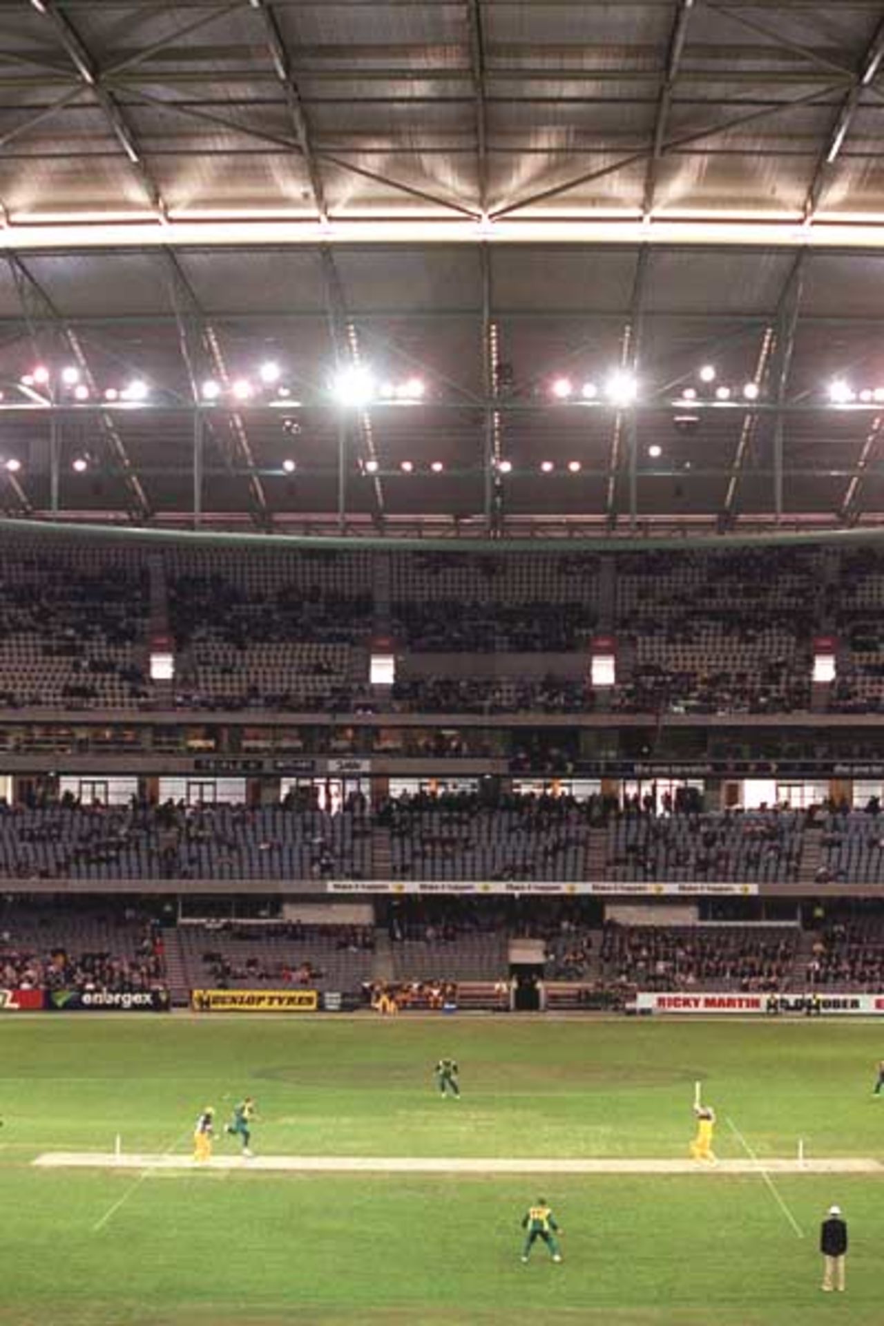 16 Aug 2000: General view, in the match between Australia and South Africa, in game one of the Super Challenge 2000, played at Colonial Stadium in Melbourne, Australia. This is the first game of cricket to be played indoors.
