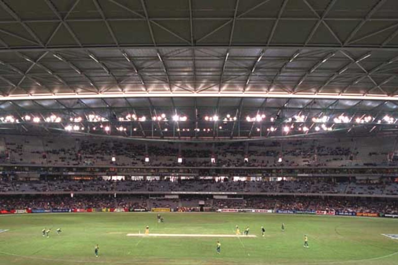 16 Aug 2000: General view, in the match between Australia and South Africa, in game one of the Super Challenge 2000, played at Colonial Stadium in Melbourne, Australia. This is the first game of cricket to be played indoors.