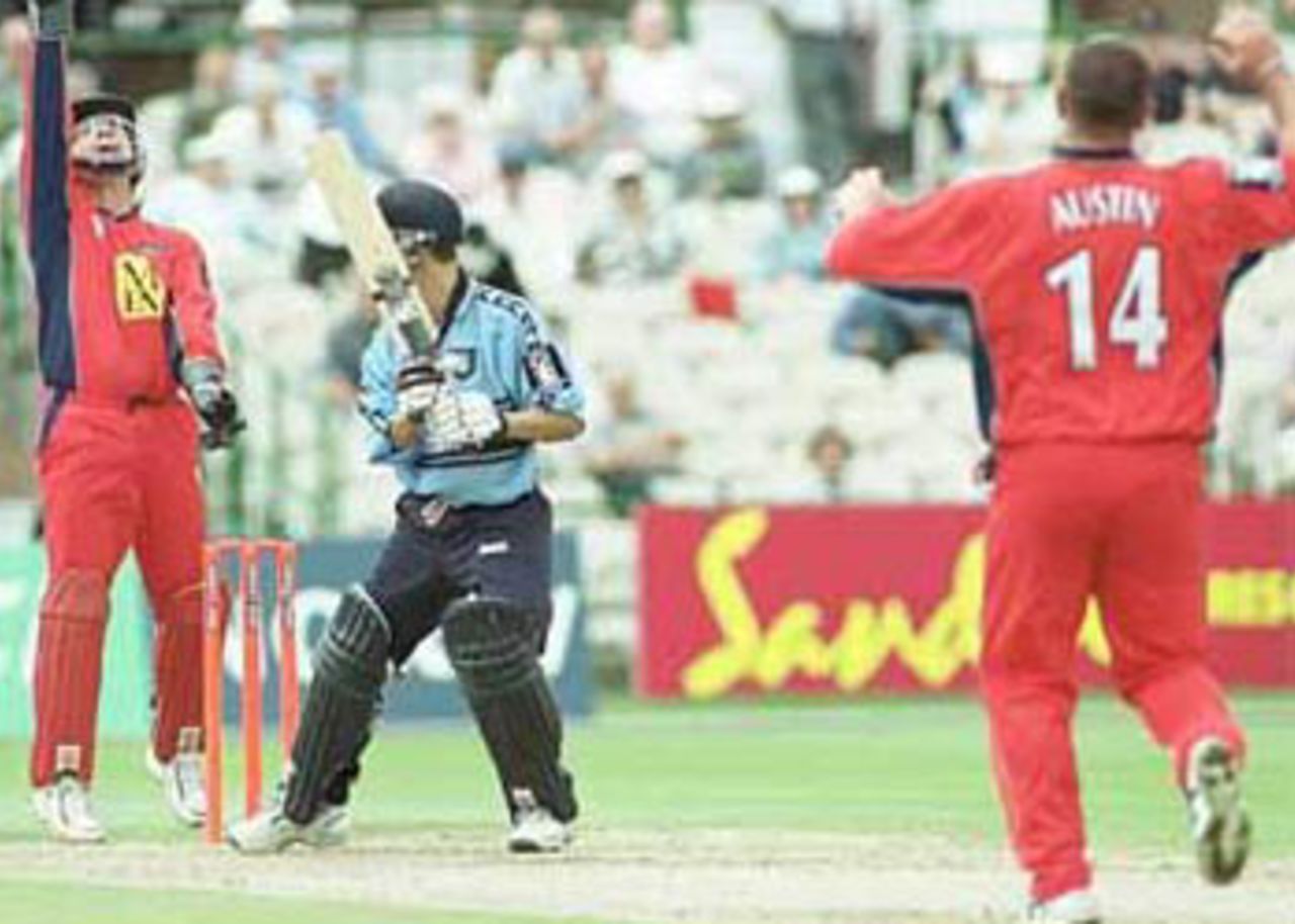 Hegg celebrates the fall of Christopher Taylor, National League Division One, 2000, Lancashire v Gloucestershire, Old Trafford, Manchester, 11 August 2000.