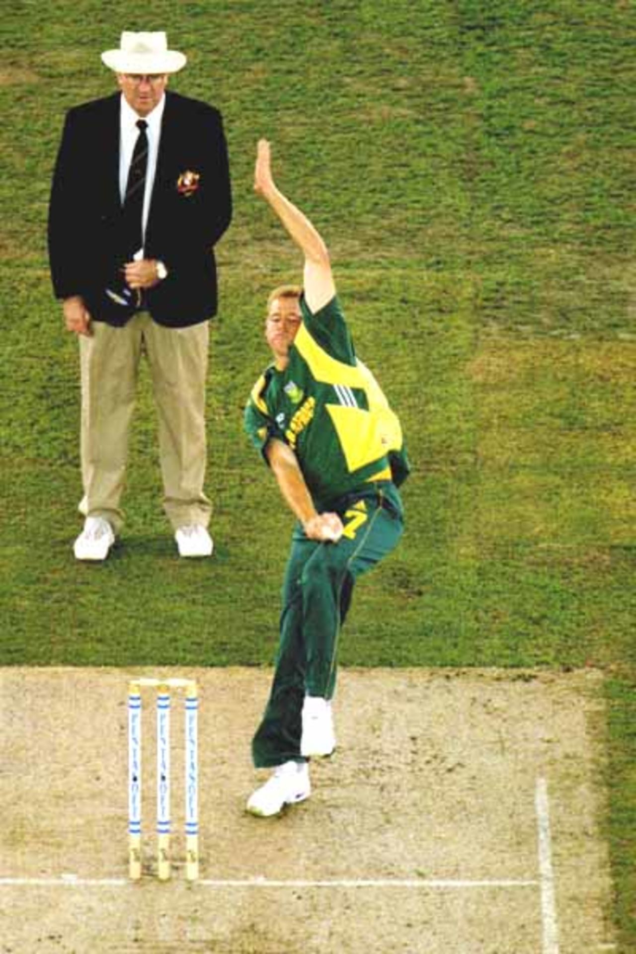 16 Aug 2000: South African Captain Shaun Pollock in action during game one of the Super Challenge 2000, played at Colonial Stadium in Melbourne, Australia. This is the first game of cricket to be played indoors.