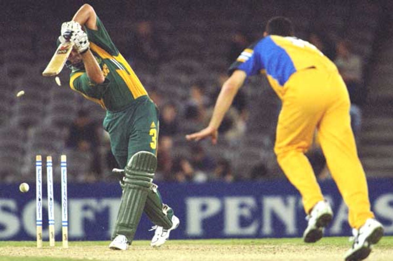 18 Aug 2000: Jason Gillespie of Australia bowls Jacques Kallis of South Africa in the match between Australia and South Africa, in game two of the Super Challenge 2000, played at Colonial Stadium in Melbourne, Australia.