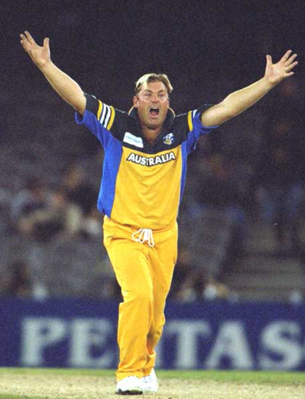 18 Aug 2000: Shane Warne of Australia appeals unsuccessfully for the wicket of Jonty Rhodes of South Africa in the match between Australia and South Africa, in game two of the Super Challenge 2000, played at Colonial Stadium in Melbourne, Australia.
