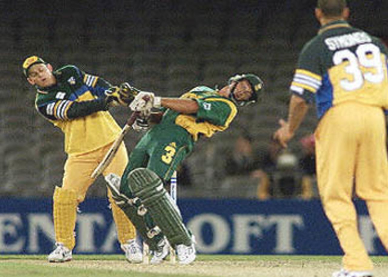 Jacques Kallis and wicketkeeper Gilchrist take evasive action after Symonds loses control of the ball and bowls a beamer in their one day cricket match being played under a closed roof at the Colonial Stadium in Melbourne. Being played in the middle of winter in Melbourne, South Africa is 113-4 in the 30th over but Australia leads the three match series 1-0. South Africa in Australia, 2000/01, 2nd One-Day International, Australia v South Africa, Colonial Stadium, Melbourne, 18 August 2000.