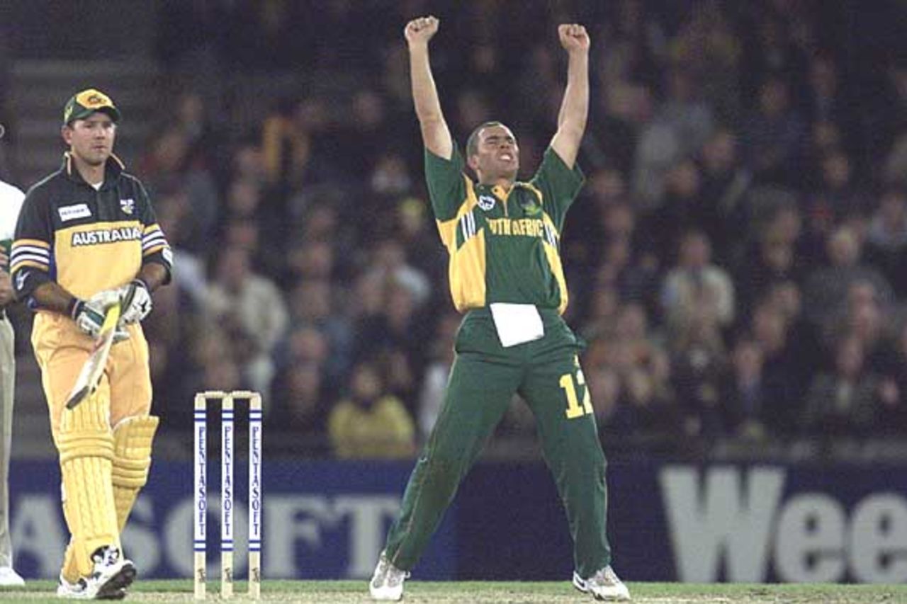 18 Aug 2000: South African Bowler Nicky Boje celebrates taking a wicket during the match between Australia and South Africa, in game two of the Super Challenge 2000 played at the Colonial Stadium, Melbourne, Australia
