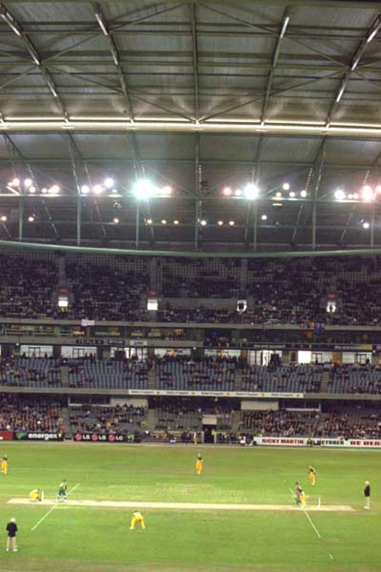 20 Aug 2000: General scenes in the match between Australia and South Africa, in game three of the Super Challenge 2000, played at Colonial Stadium in Melbourne, Australia.