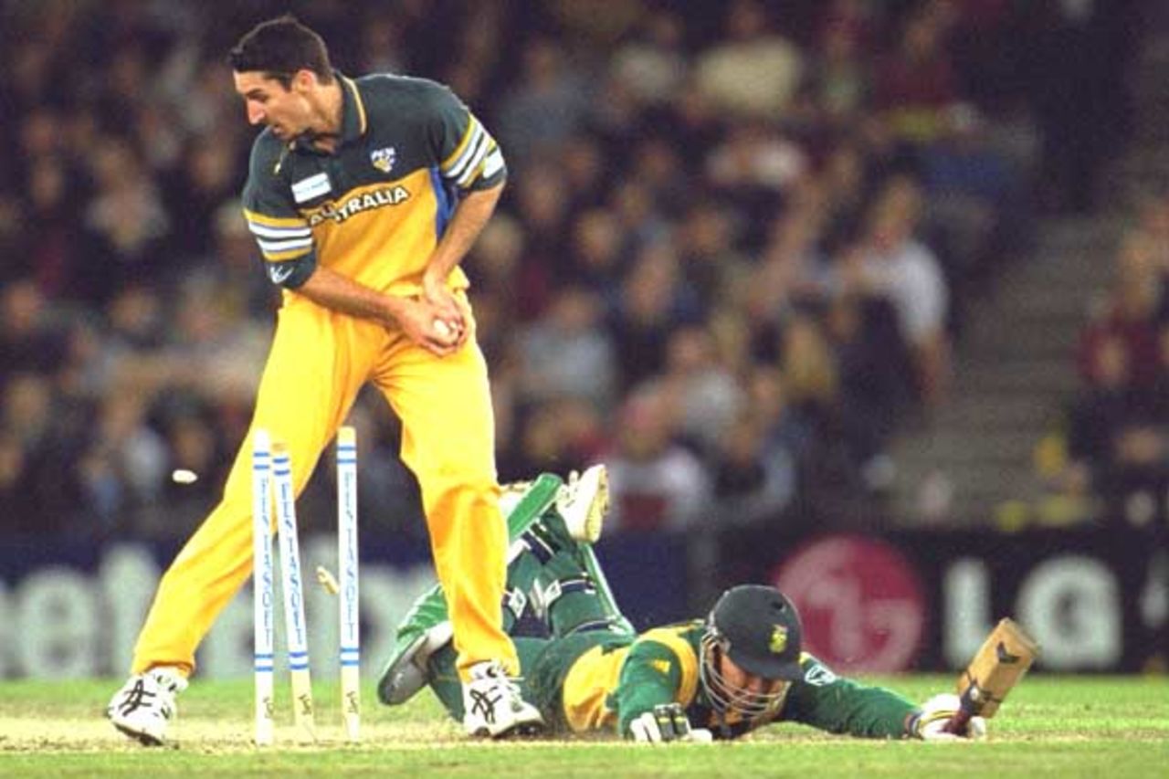 20 Aug 2000: Jason Gillespie of Australia runs out Boeta Dippenaar of South Africa, in the match between Australia and South Africa, in game three of the Super Challenge 2000, played at Colonial Stadium in Melbourne, Australia.