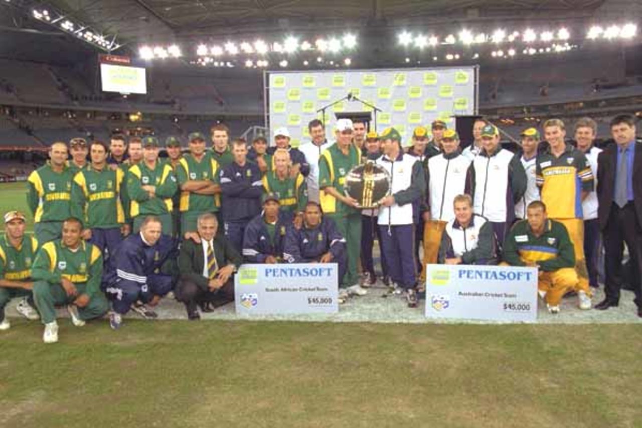 20 Aug 2000: Australian and South African players during the presentation after the series was drawn, in the match between Australia and South Africa, in game three of the Super Challenge 2000, played at Colonial Stadium in Melbourne, Australia. South Africa defeated Australia by 8 runs.