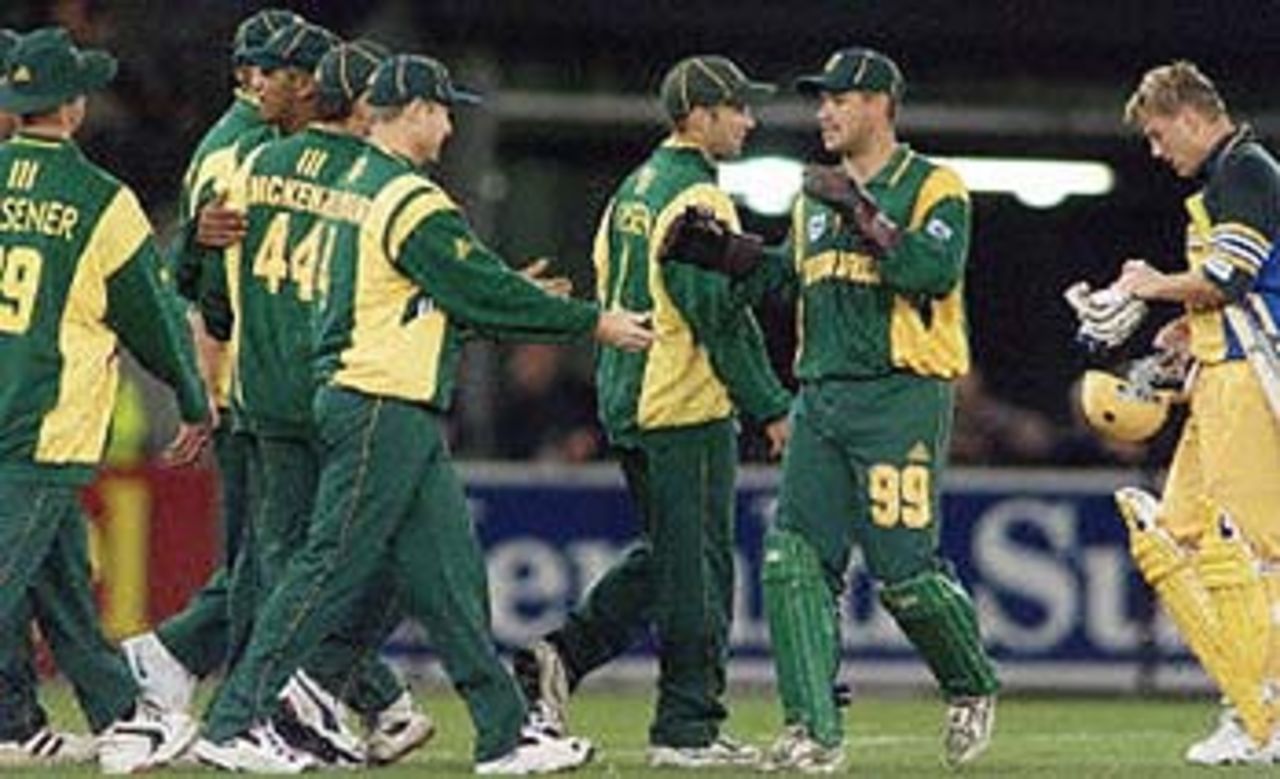 South African players celebrate the dismissal of Australian batsman Shane Lee (R) in their one-day cricket match being played under a closed roof at the Colonial Stadium in Melbourne. Being played in the middle of winter in Melbourne, South Africa scored 206-7 from their 50 overs and restricted Australia to 198-9 to draw the three match series 1-1 with one game tied. South Africa in Australia, 2000/01, 3rd One-Day International, Australia v South Africa, Colonial Stadium, Melbourne, 20 August 2000.