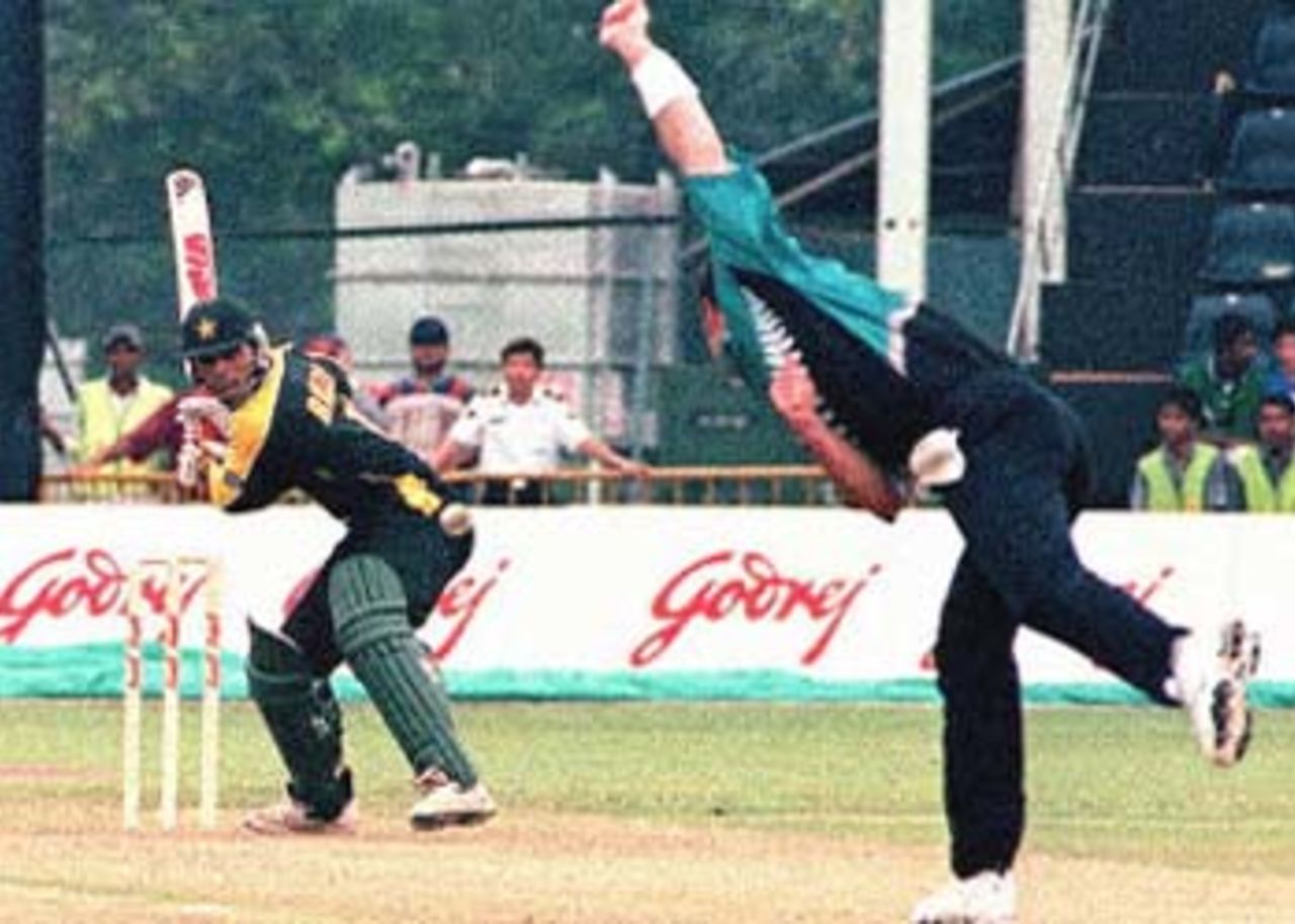 Pakistani batsman, Abdur Razzaq (L) strikes the ball from New Zealand bowler in the opening game of the 2000 Singapore Challenge cricket tournament in Singapore. Pakistan scored 191 for six in their 25 runs after being asked to bat first by New Zealand. Godrej Singapore Challenge, 2000/01, 1st Match, New Zealand v Pakistan, Kallang Ground, Singapore, 20 August 2000.