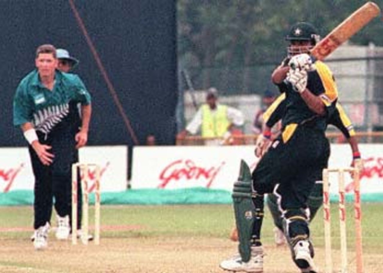Pakistani batsman, Ijaz Ahmed (R), pulls the ball from New Zealand bowler in the opening game of the 2000 Singapore Challenge cricket tournament in Singapore. Pakistan scored 191 for six in their 25 runs after being asked to bat first by New Zealand.