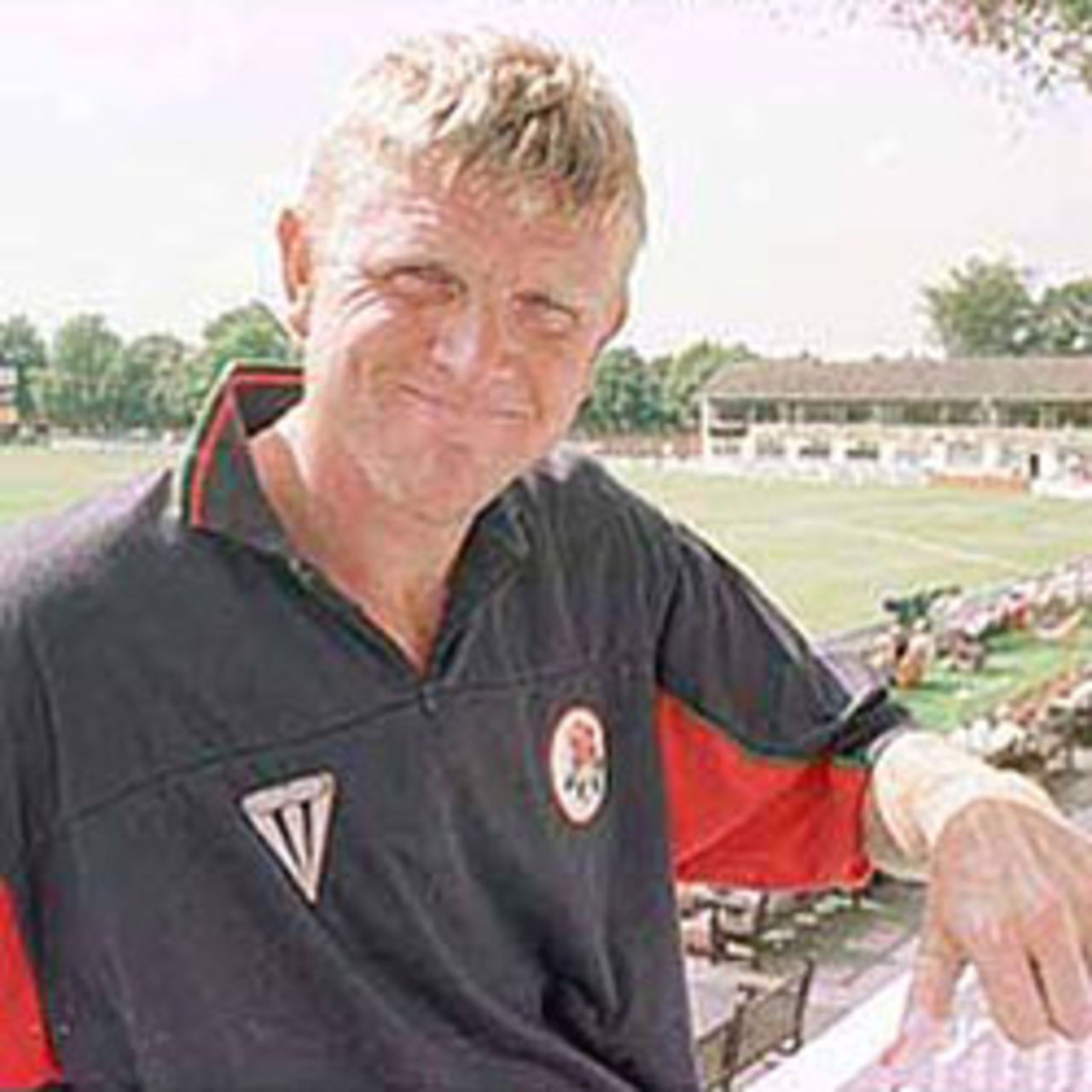Peter Martin broke his left thumb only a week after returning from a broken right thumb, PPP healthcare County Championship Division One, 2000, Leicestershire v Lancashire, Grace Road, Leicester, 22-25 August 2000(Day 1).