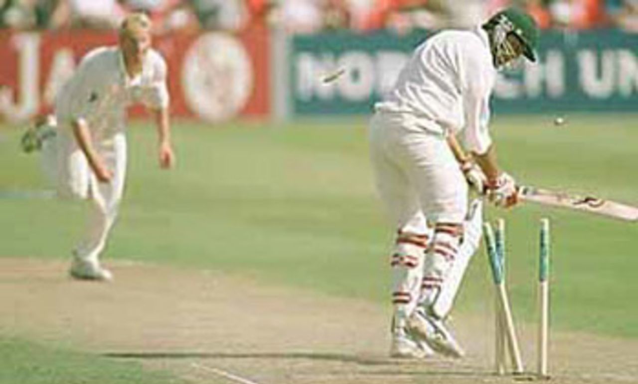 Chapple shatters the defences of Ormond, PPP healthcare County Championship Division One, 2000, Leicestershire v Lancashire, Grace Road, Leicester, 22-25 August 2000(Day 2).