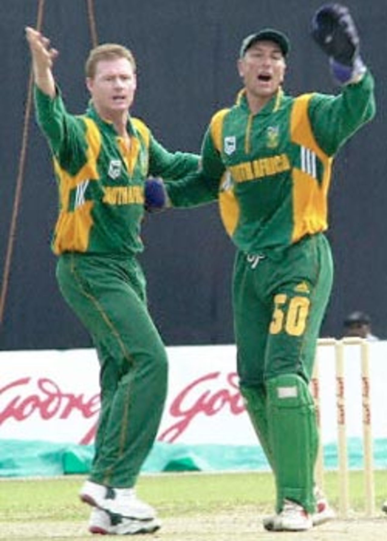 South African bowler Lance Klusener (L) and wicket keeper Nic Pothas (R) are disappointed after the umpire turns down their appeal in the Singapore Challenge. Godrej Singapore Challenge 2000/01, Final Pakistan v South Africa, Kallang Ground, Singapore 27 Aug 2000