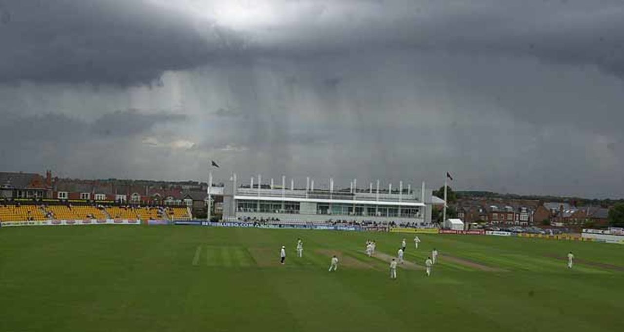 Dramatic weather scenes at Northampton but the CricInfo Championship match goes on, 8th August 2001