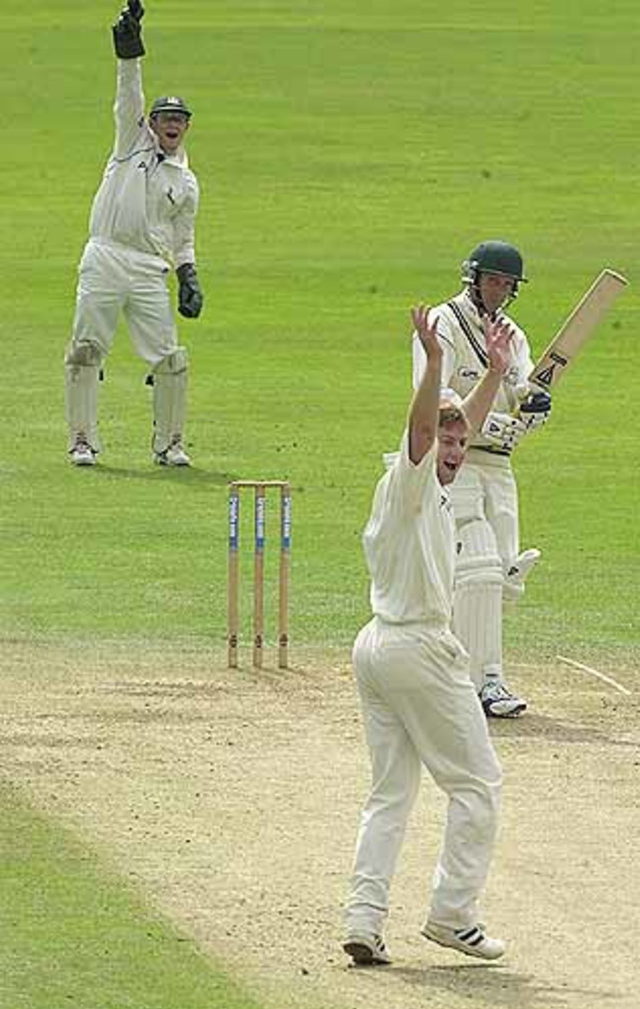 Notts seamer Logan traps Paul Pollard lbw for 0, CricInfo Championship, 9th August 2001