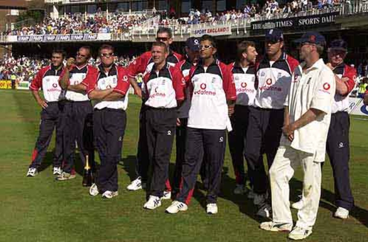 A dejected England team at the end of the 5th Test