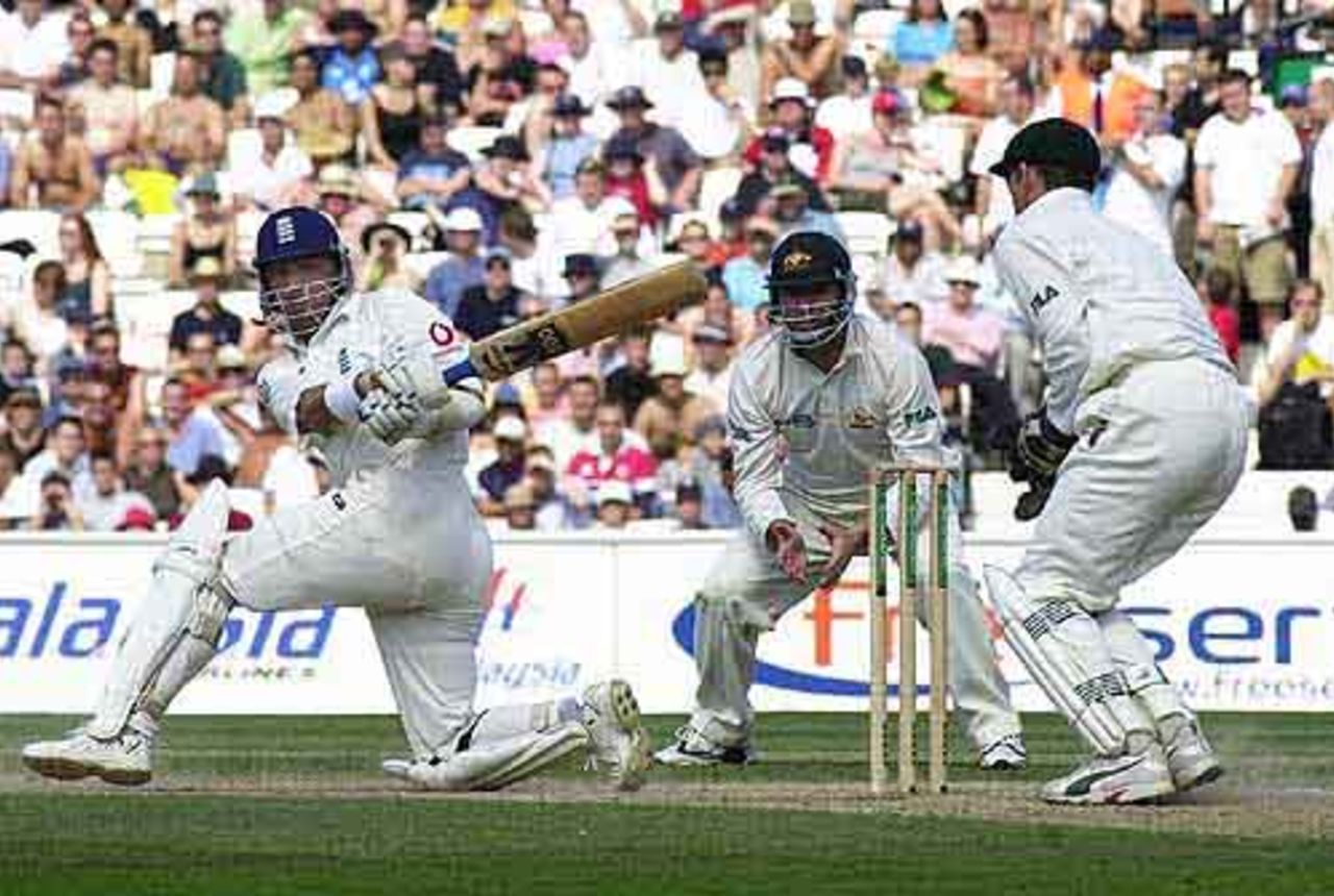 Stewart takes a sweep at a Warne delivery, fifth npower Test, The Oval, Mon 27 Aug 2001