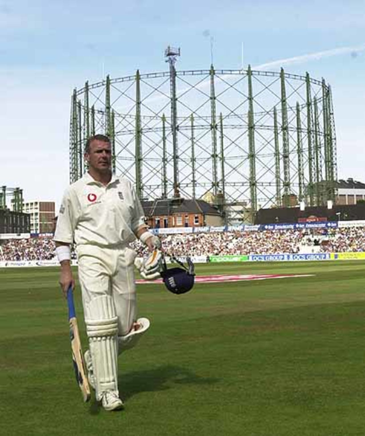 Alec Stewart leaves the Oval probably for the last time as a Test bat, fifth npower Test, The Oval, Mon 27 Aug 2001