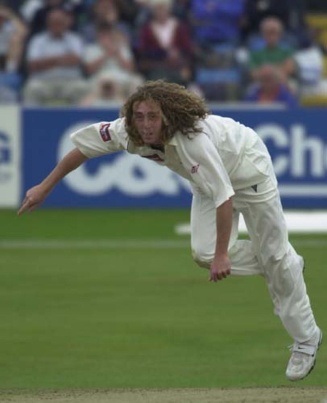 Sidebottom bowling from the Kirkstall Lane End, Cheltenham & Gloucester Trophy, 1st Semi Final 4th Aug 2002