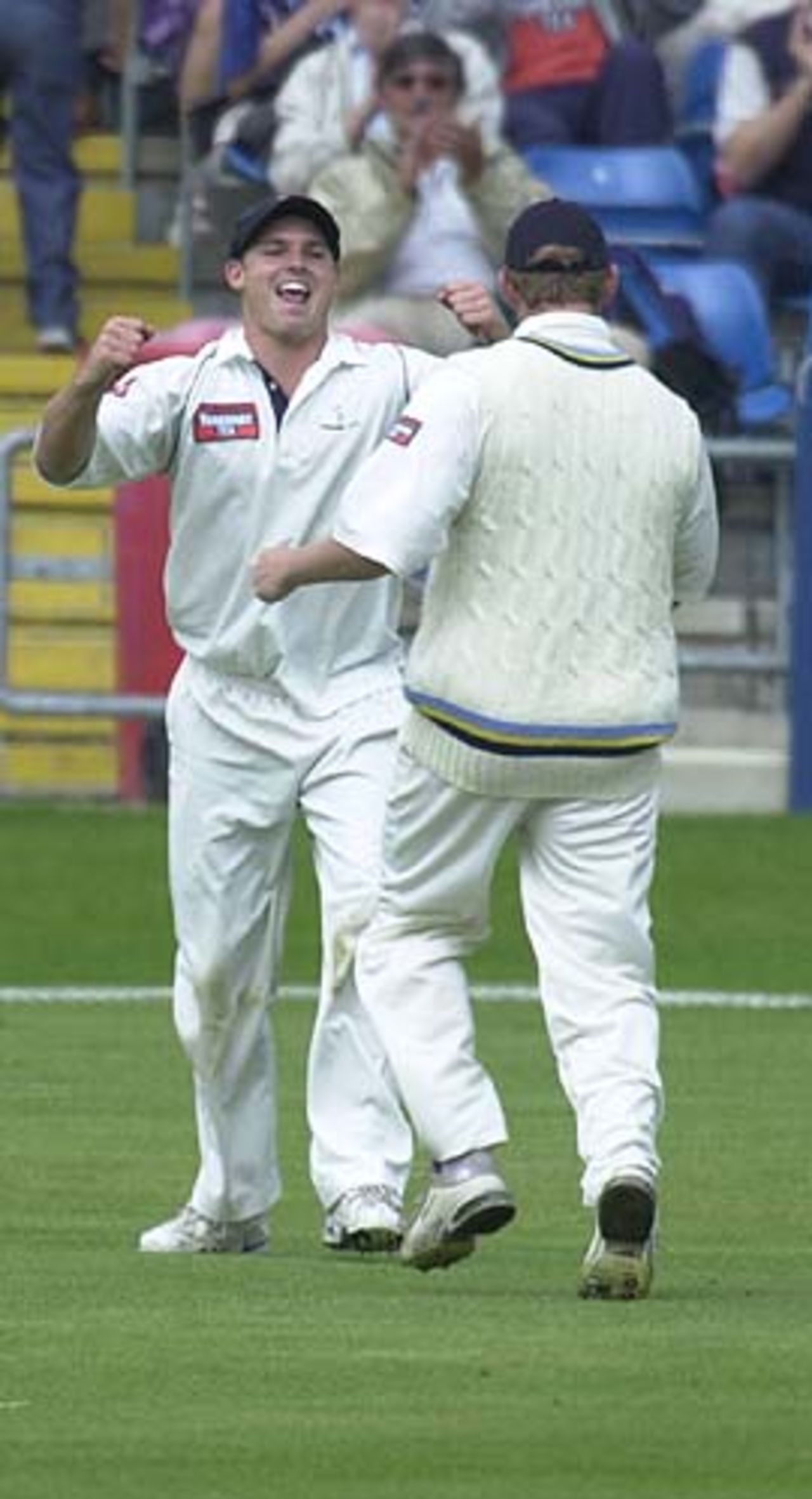 Lumb celebrates his catch as the crowd applauds, Cheltenham & Gloucester Trophy, 1st Semi Final 4th Aug 2002