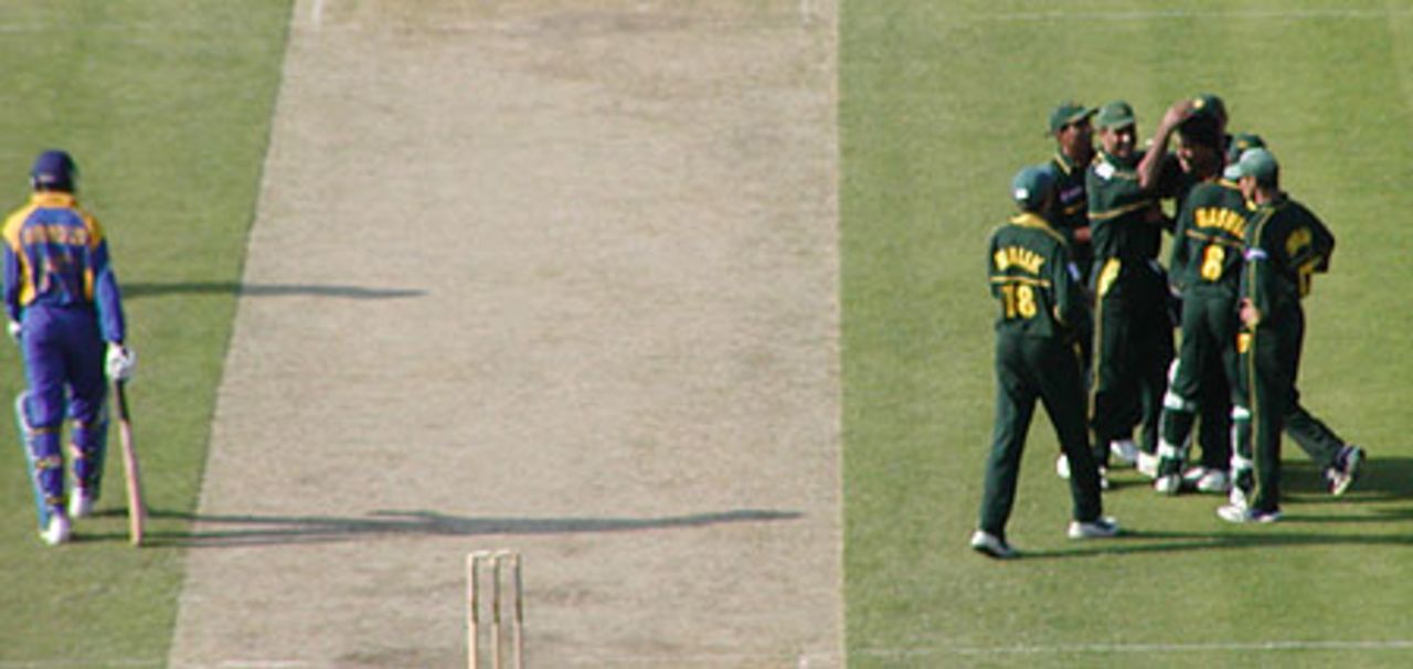 The Pakistan team celebrate as Arnold departs the field, Morocco Cup, 2nd ODI at Tangier, Pakistan v Sri Lanka, 14 Aug 2002