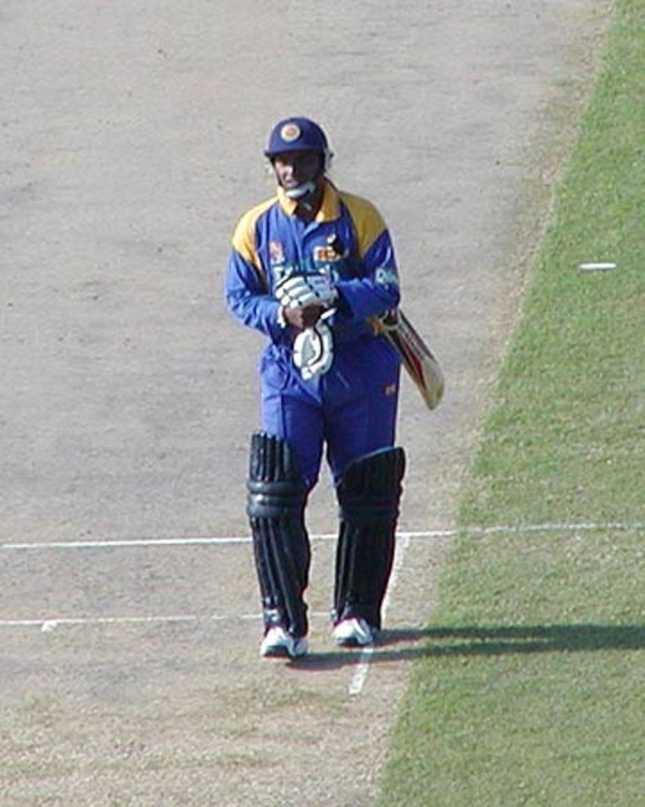 Aravinda De Silva walks back, lbw off Sami, Morocco Cup, 2nd ODI at Tangier, Pakistan v Sri Lanka, 14 Aug 2002