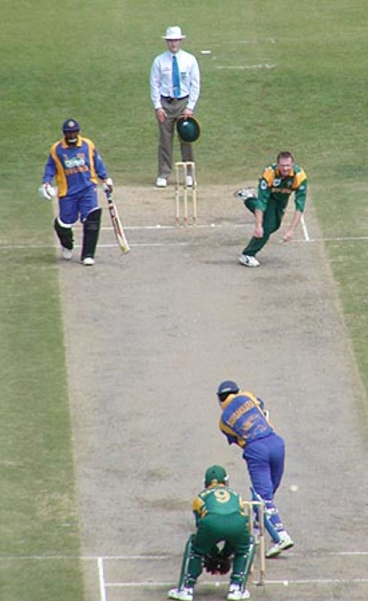 Klusener bowling to Sangakkara, Morocco Cup, 3rd ODI at Tangiers, South Africa v Sri Lanka, 15 Aug 2002