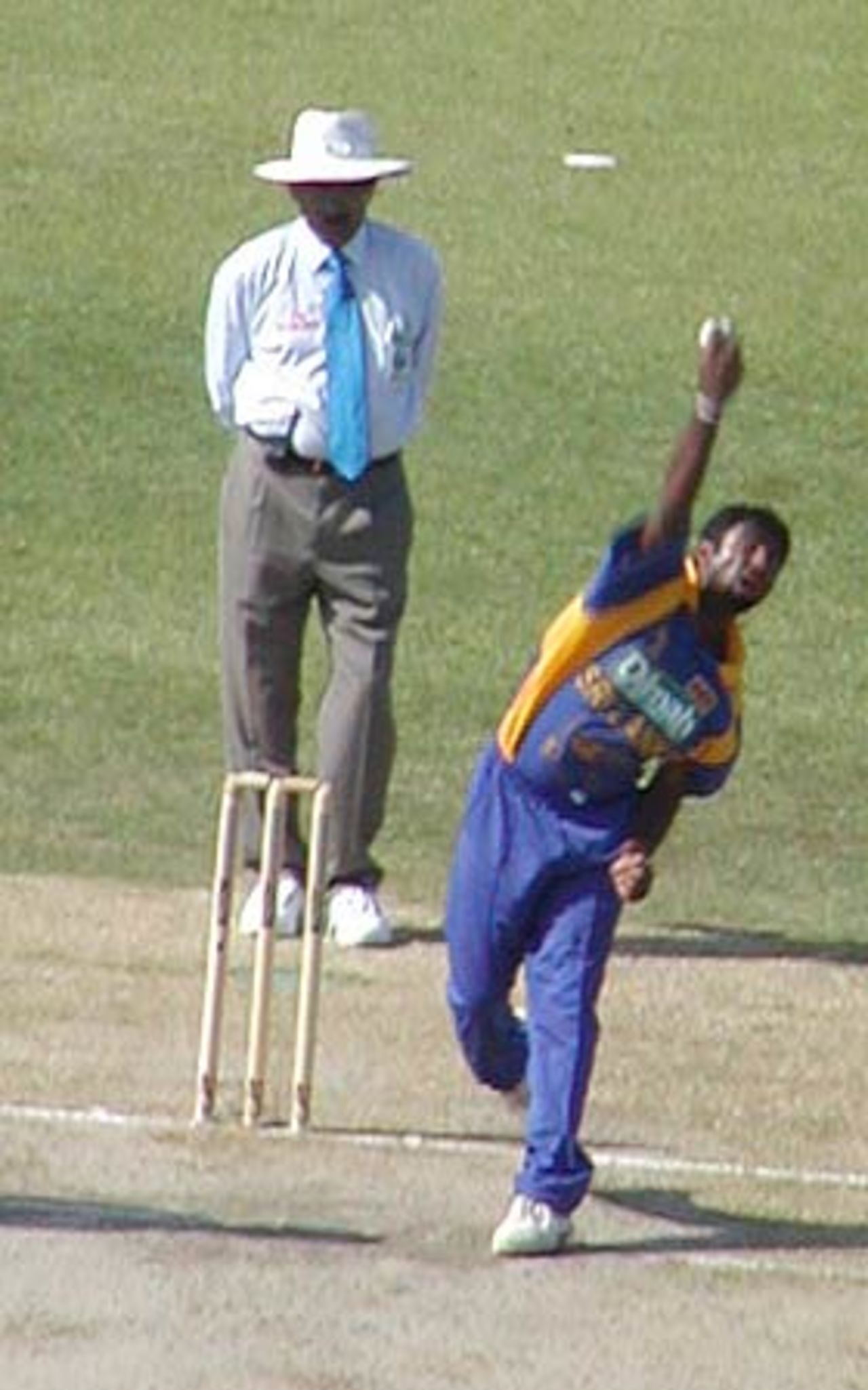 Muralitharan bowling his 'special' one!, Morocco Cup, 4th ODI at Tangiers, Pakistan v Sri Lanka, 17 Aug 2002