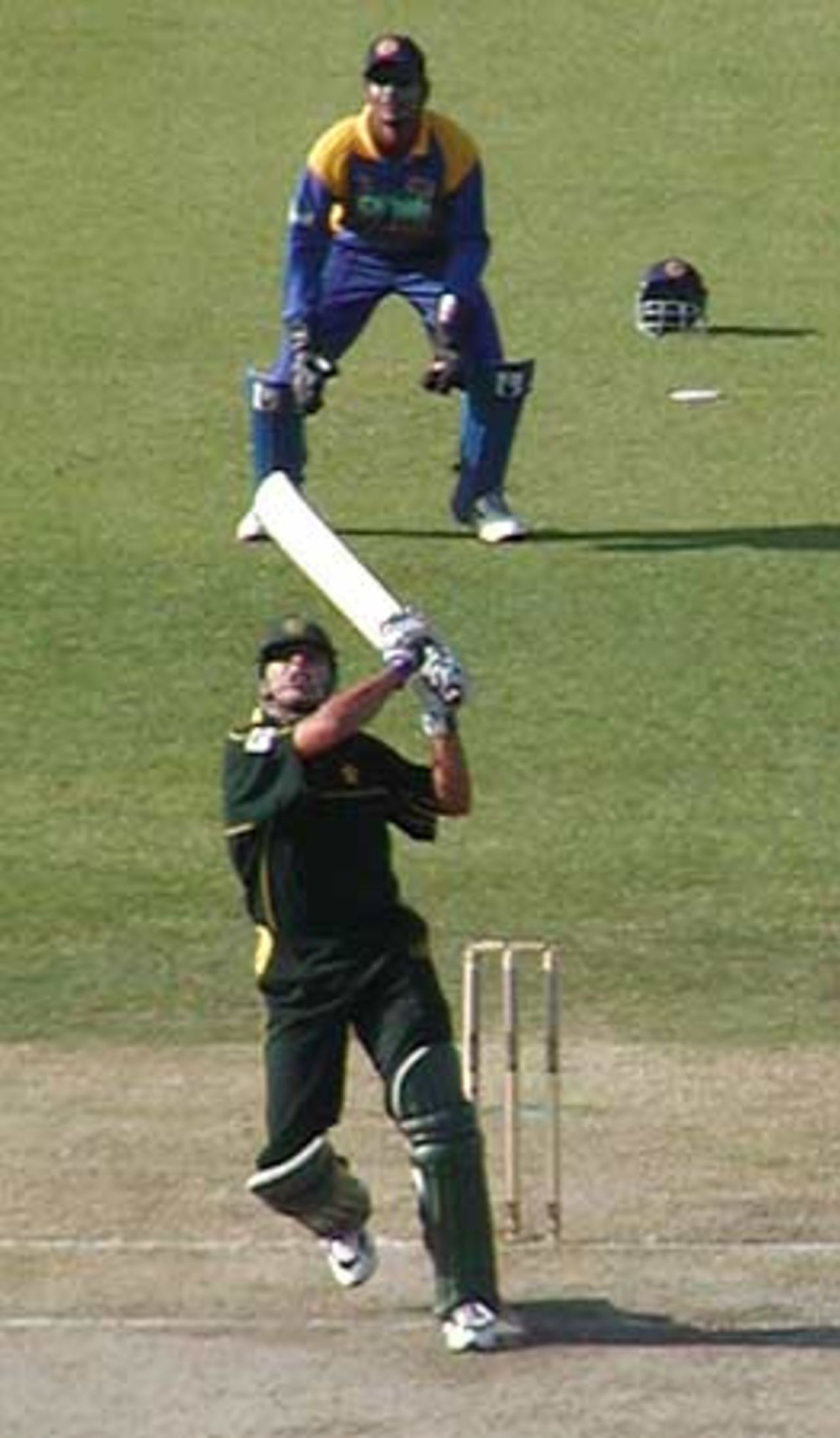 Afridi tries one too many and is caught out, Morocco Cup, 4th ODI at Tangiers, Pakistan v Sri Lanka, 17 Aug 2002