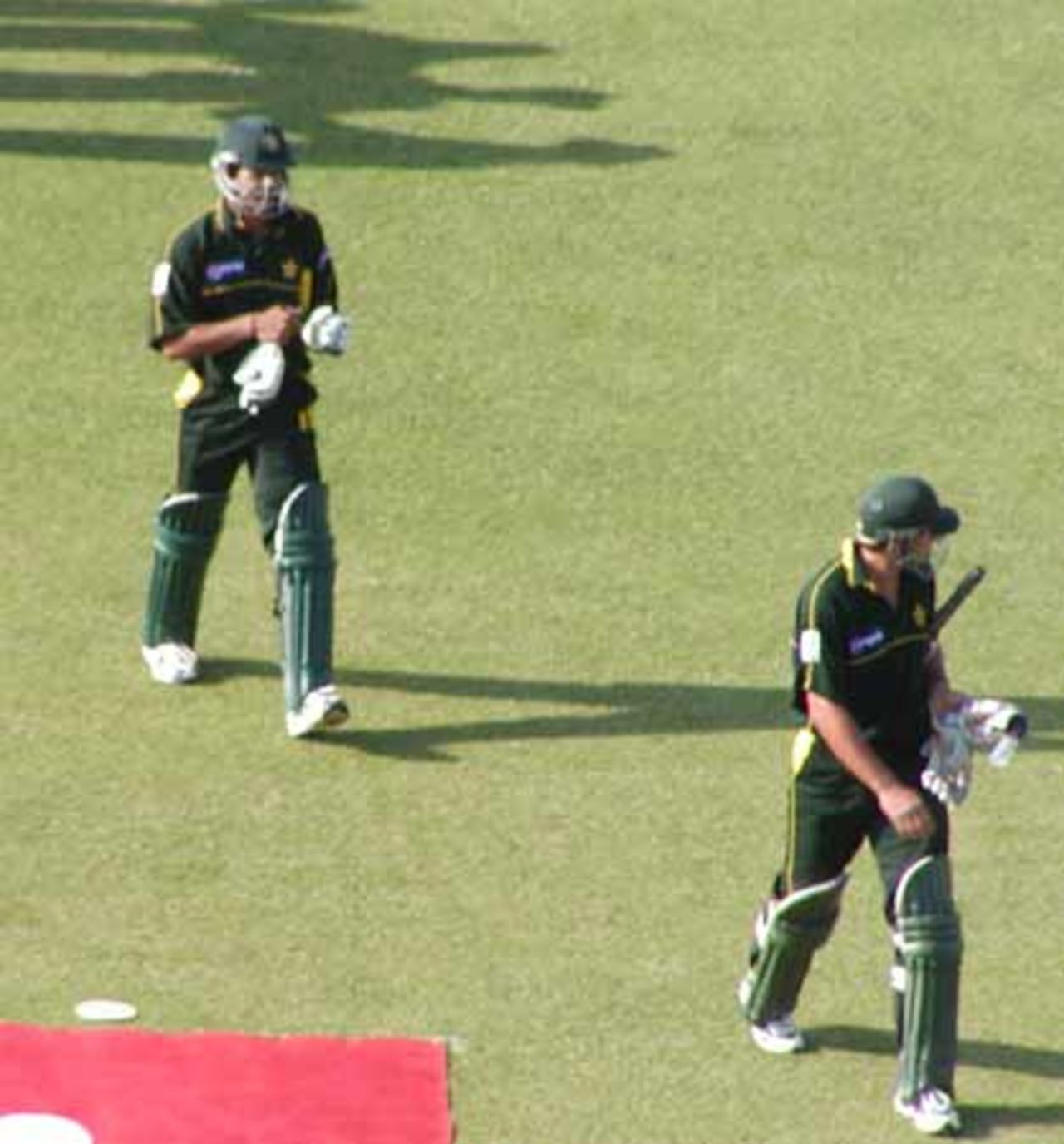 Afridi and Sami walk back, Morocco Cup, 4th ODI at Tangiers, Pakistan v Sri Lanka, 17 Aug 2002