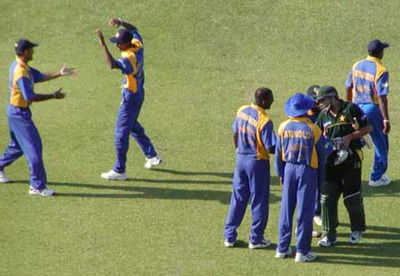 Sri Lankan team celebrate their win over Pakistan, Morocco Cup, 4th ODI at Tangiers, Pakistan v Sri Lanka, 17 Aug 2002