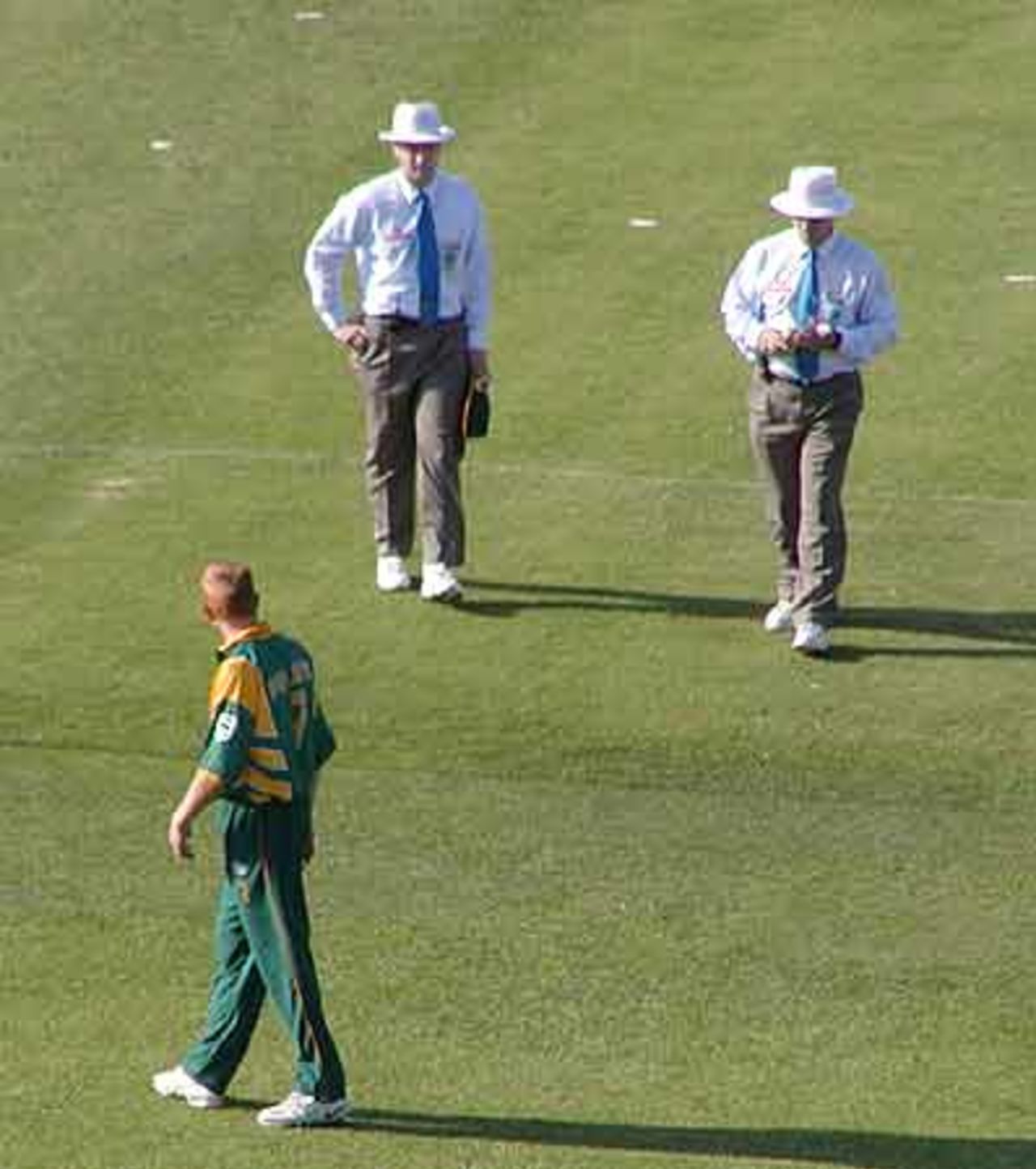 Ball being changed, Morocco Cup, 5th ODI at Tangiers, Pakistan v South Africa, 18 Aug 2002