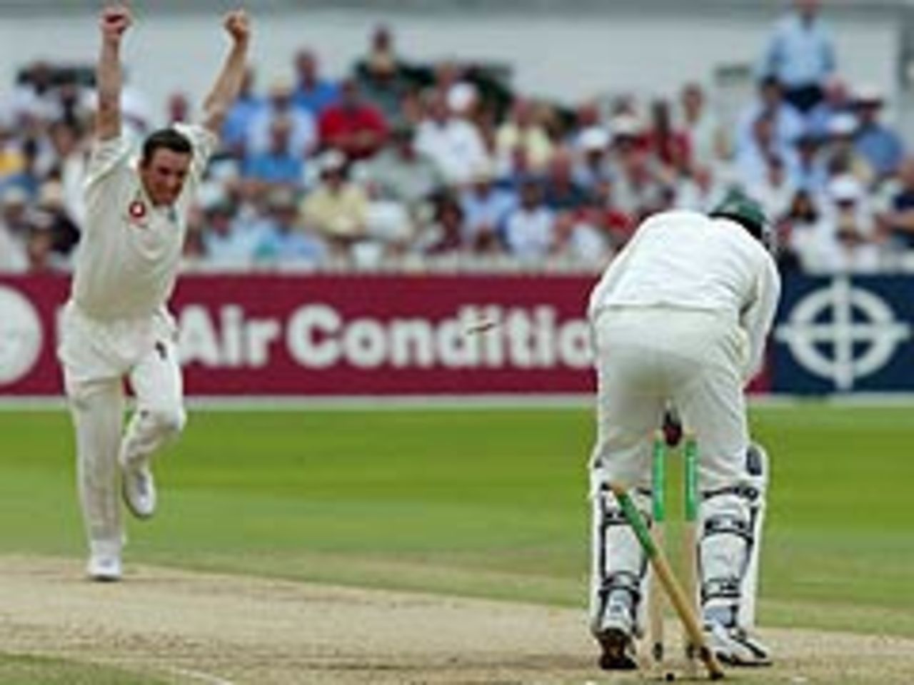 James Kirtley bowls Neil McKenzie, England v South Africa, 3rd Test, August 18, 2003