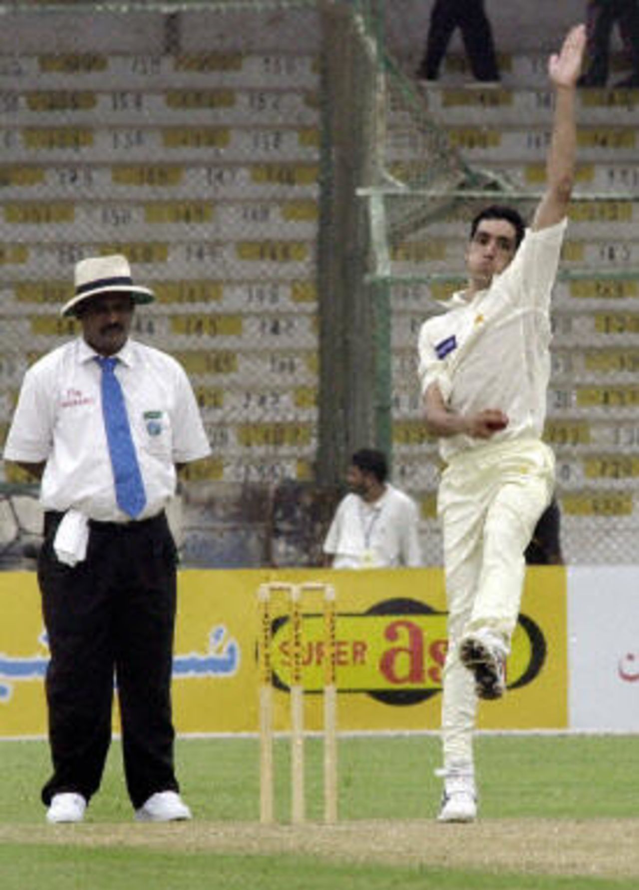 Debutant pacer Umar Gul (R) prepares to bowl, first day of the opening Test against Bangladesh at the National Stadium in Karachi, 20 August 2003.