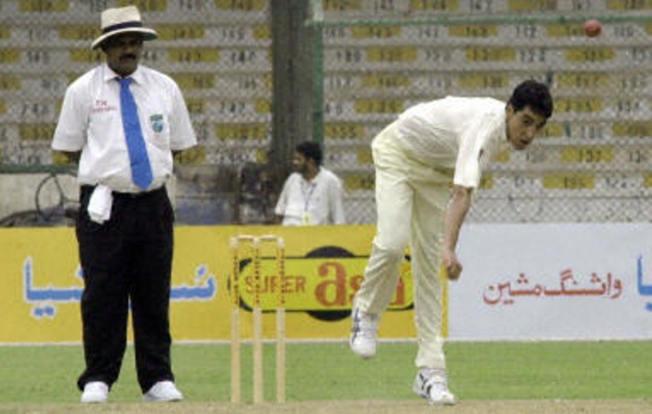 Umar Gul (R) bowls during the first day of the opening Test against Bangladesh at the National Stadium in Karachi, 20 August 2003.