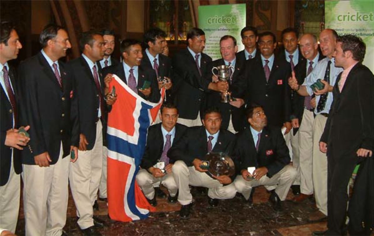 The victorious Norwegian team with Ian Stuart and Zec Tomlinson and the ECC Notts Sport Trophy