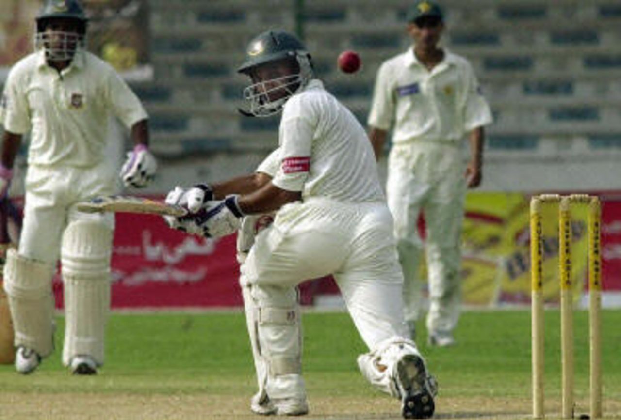 Habibul Bashar (C) sweeps a ball as his teammate Rajin Saleh (L) looks on during the third day of the first Test match between Pakistan and Bangladesh in Karachi, 22 August 2003.