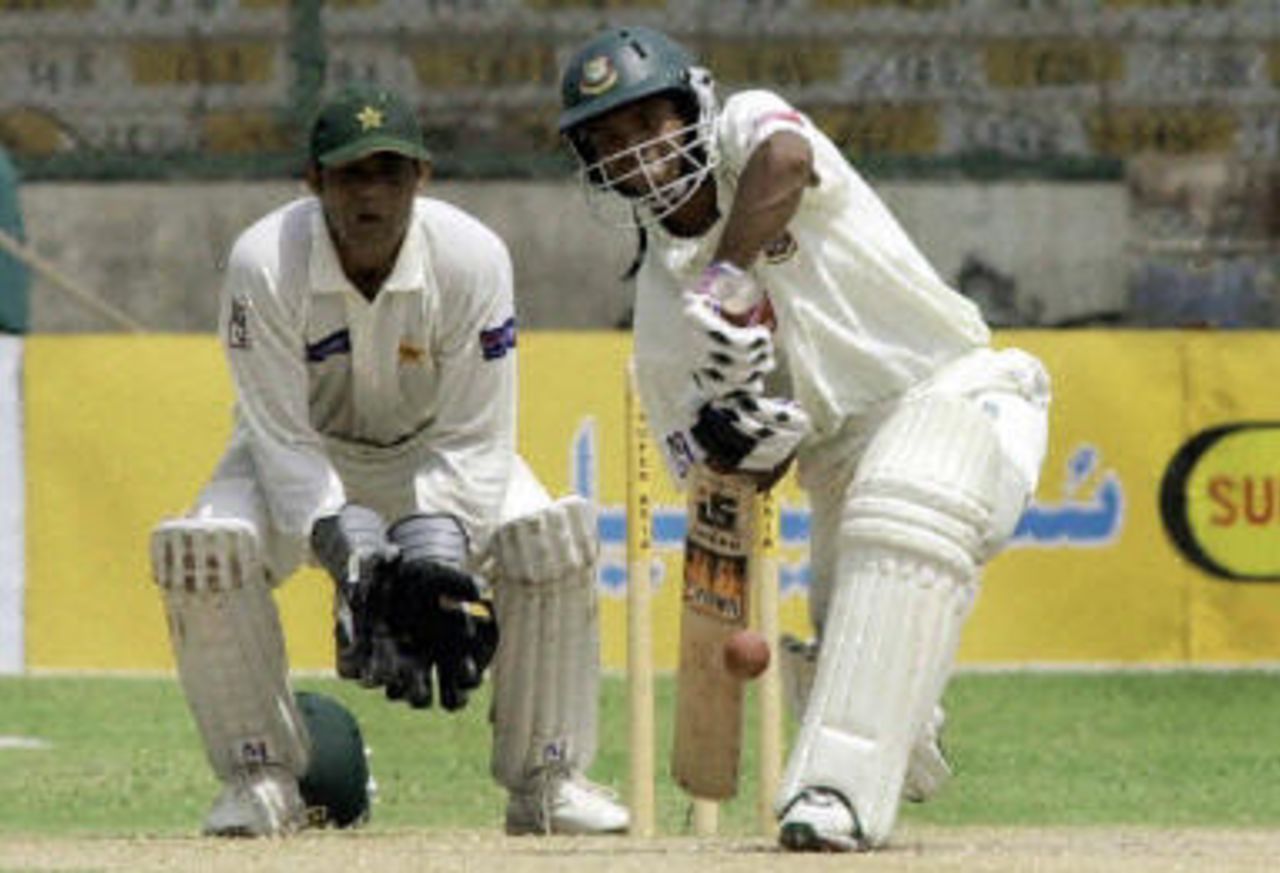 Rajin Saleh (R) plays a ball Rashid Latif (L) looks on during the fourth day of the first Test match between Pakistan and Bangladesh in Karachi, 23 August 2003.