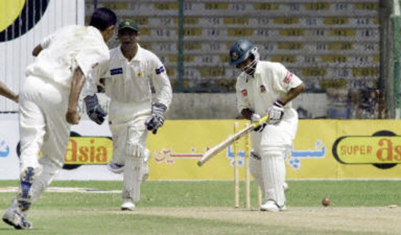 Danish Kaneria (L) runs toward wicketkeeper Rashid Latif (2-L) after clean-bowling Alok Kapali (R) during the fourth day of the first Test match between Pakistan and Bangladesh in Karachi, 23 August 2003.