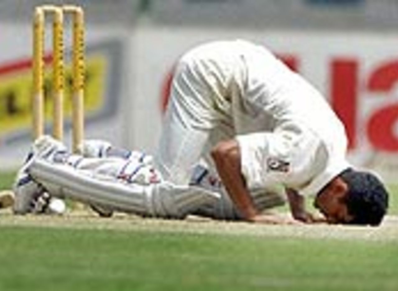Yasir Hameed kisses the turf after getting his second hundred on debut against Bangladesh at Karachi