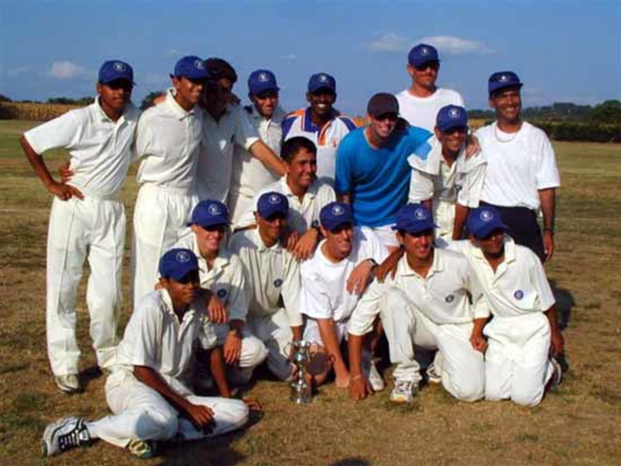 Israel team, with their coach (in the blue shirt) and the manager (George Shearer) in the back with the white t-shirt and sunglasses.