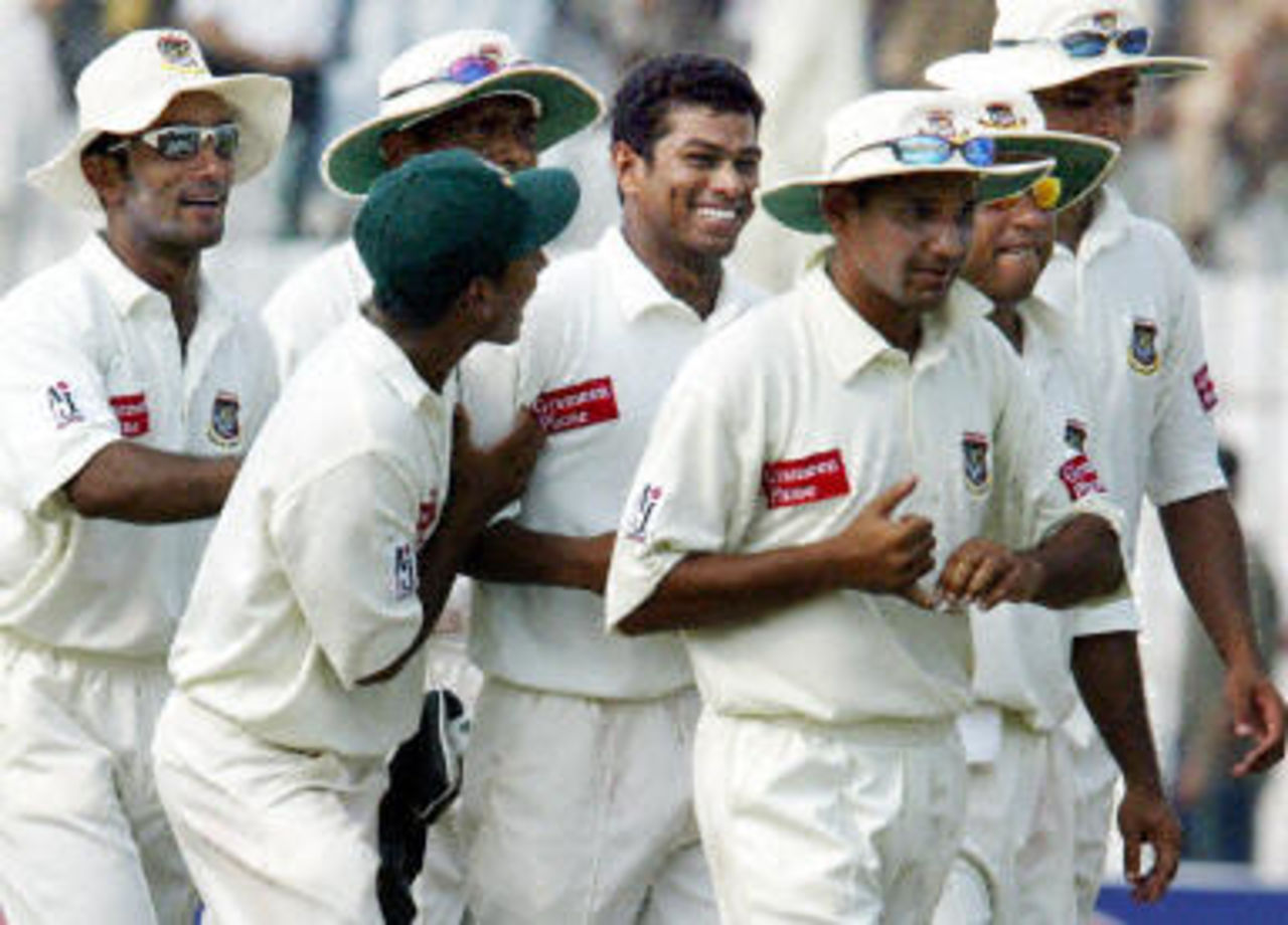 Alok Kapali (C) flanked by his teammates after his first hat-trick during the third day of the second Test between Pakistan and Bangladesh in Peshawar, 29 August 2003.