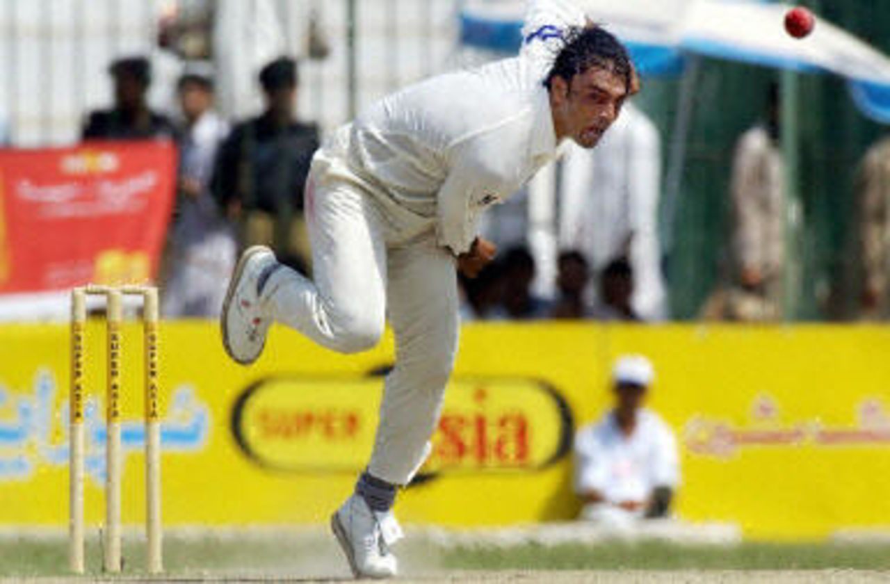 Shoaib Akhtar delivers a ball during the fourth day of the second Test between Pakistan and Bangladesh in Peshawar, 30 August 2003.