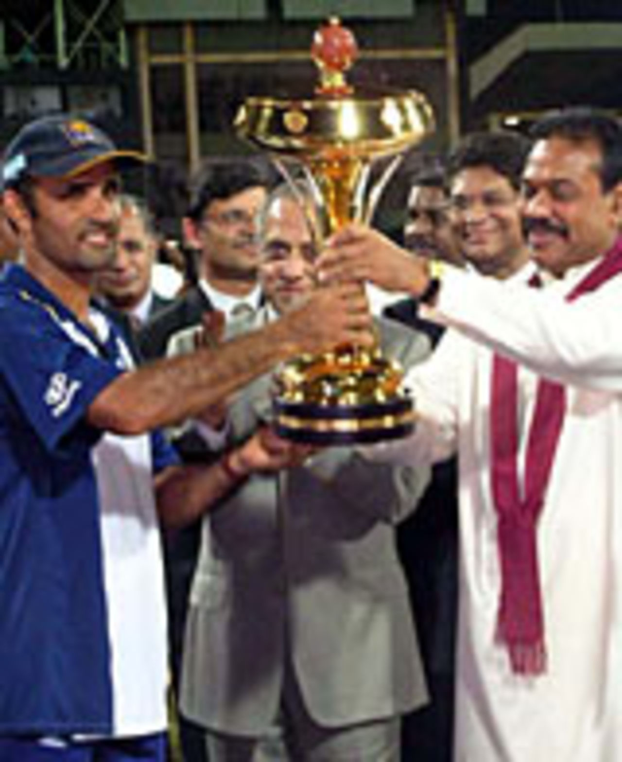 Marvan Atapattu receives the trophy, Sri Lanka v India, Final, Asia Cup, August 1, 2004