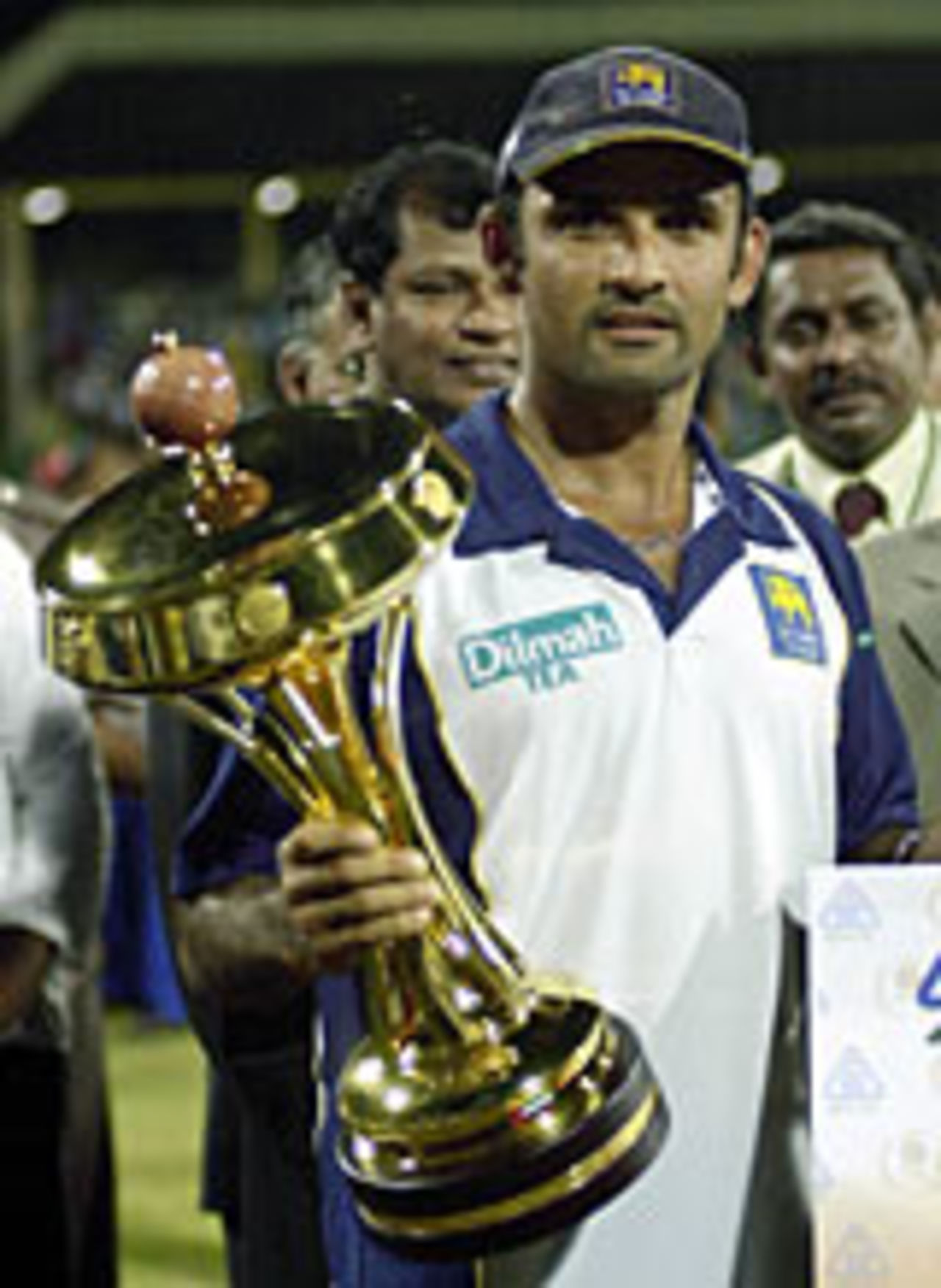 Marvan Atapattu with the trophy, Sri Lanka v India, Final, Asia Cup, August 1, 2004