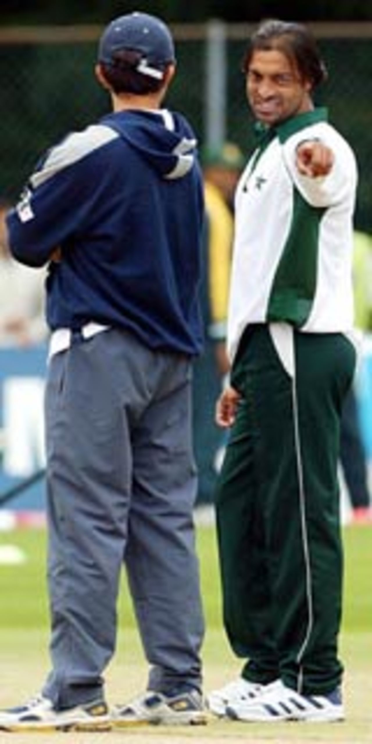 Shoaib Akhtar chats with Sourav Ganguly, India v Pakistan, 1st match, Videocon Cup, Amstelveen, August 21, 2004