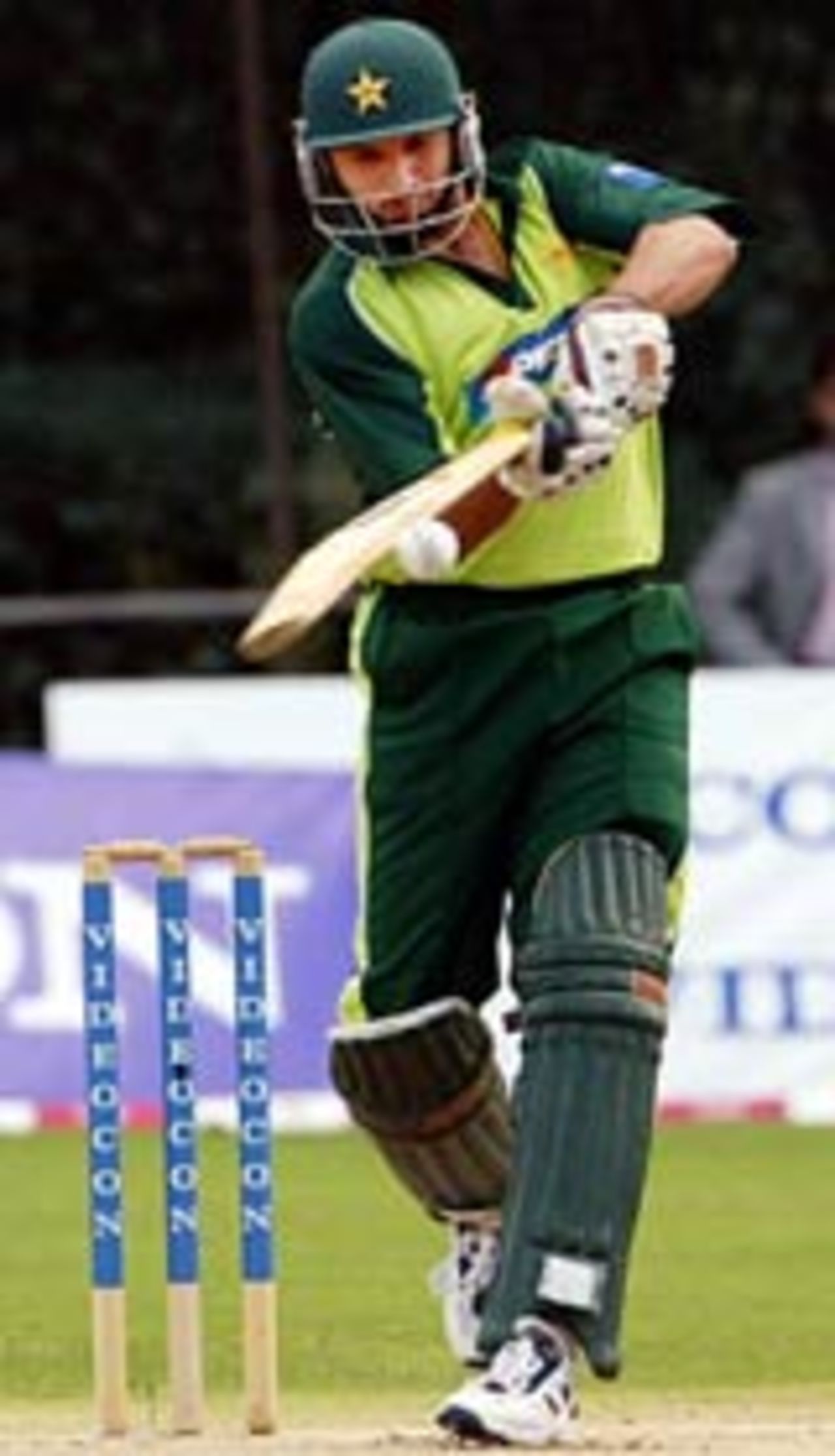 Shahid Afridi played pulls, India v Pakistan, 1st match, Videocon Cup, Amstelveen, August 21, 2004