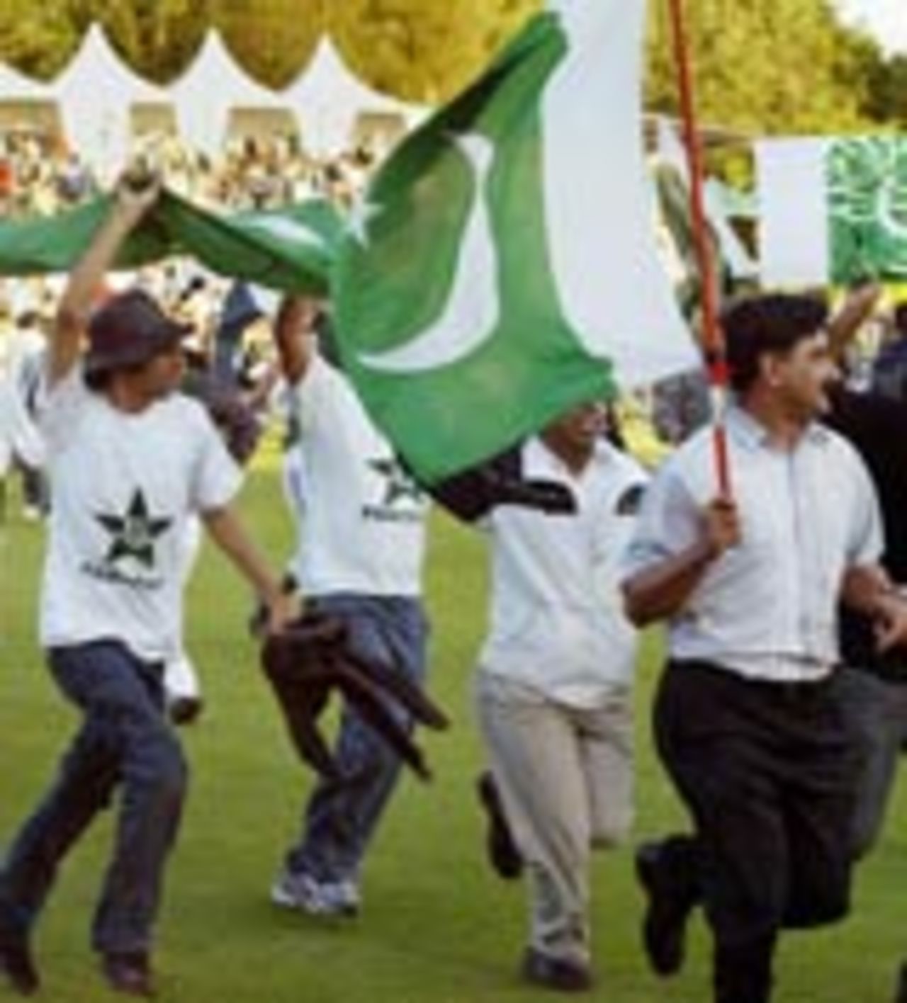 Fans rush onto the field seconds after Pakistan sealed their victory, India v Pakistan, 1st match, Videocon Cup, Amstelveen, August 21, 2004