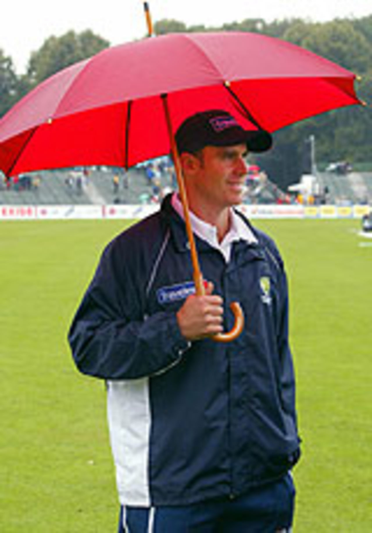 Matthew Hayden under an umbrella, Australia v India, Videocon Cup, Amstelveen, August 23, 2004