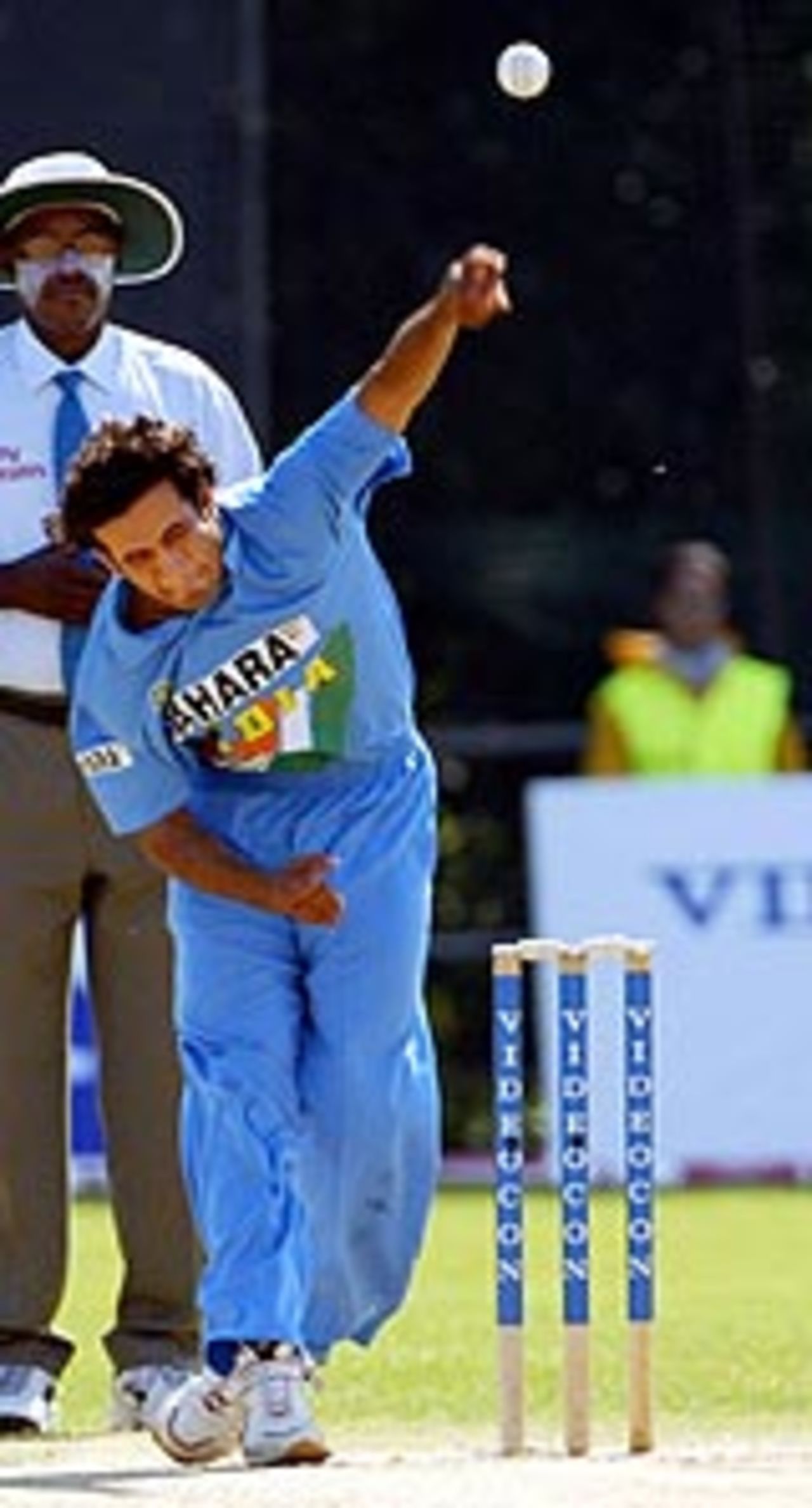 Irfan Pathan bowls at Amstelveen, India v Australia, 2nd match, Videocon Cup, Amstelveen, August 23, 2004